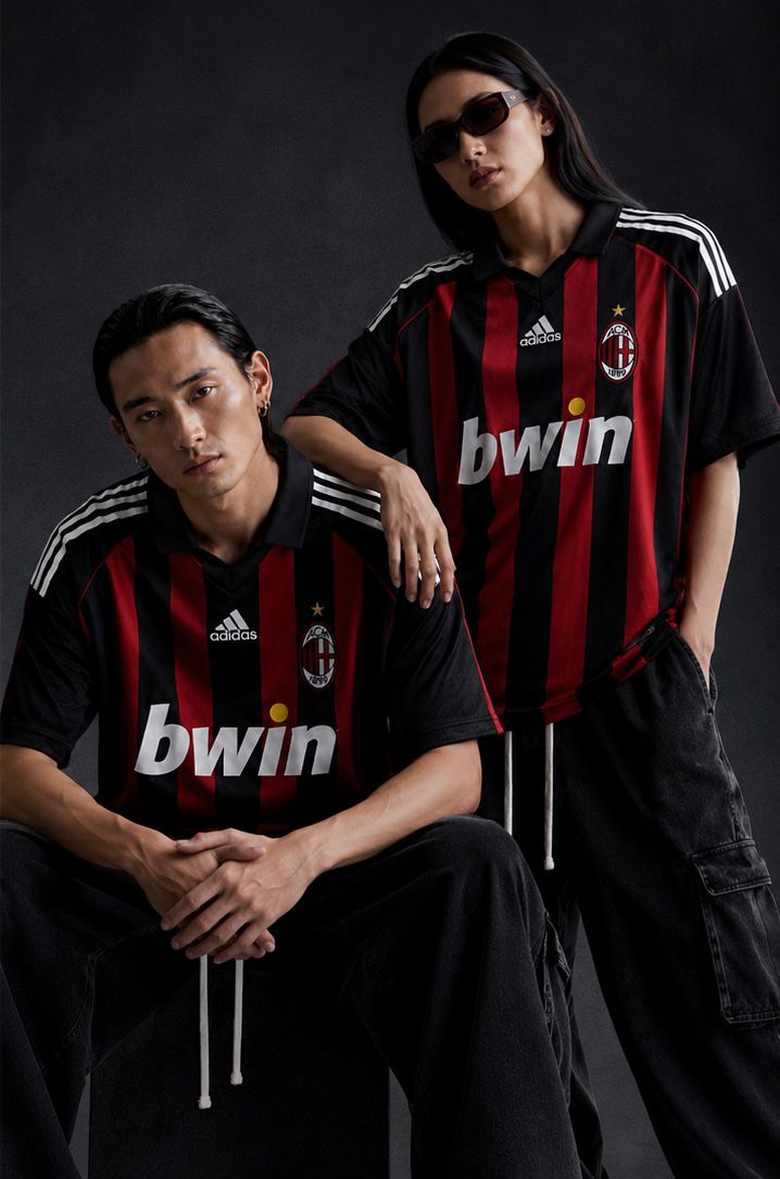 AC Milan Kaká #22 Retro Football Jersey | Classic Home Soccer Shirt for Men & Women